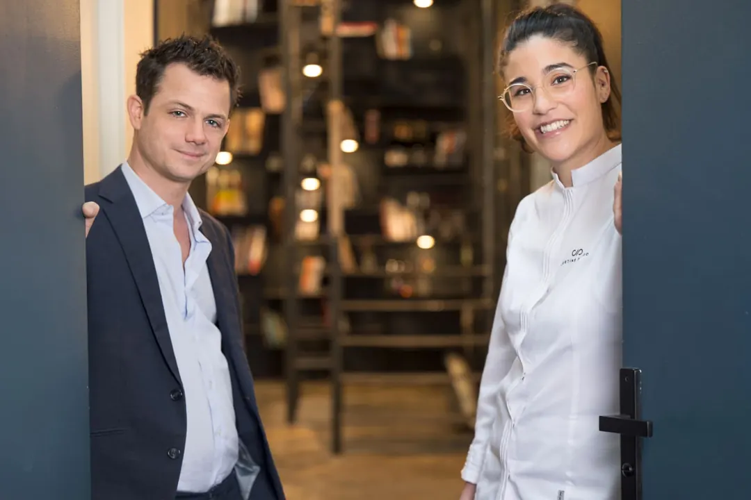 Justine et Camille, son associé