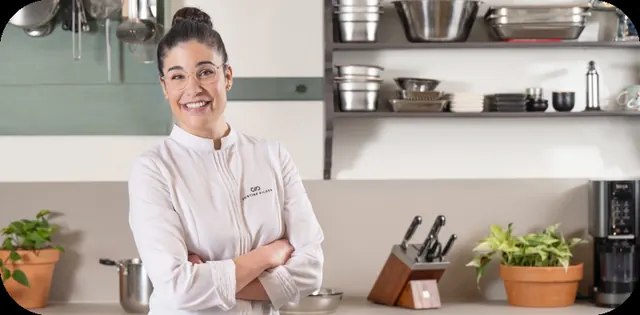 Justine Piluso dans sa cuisine