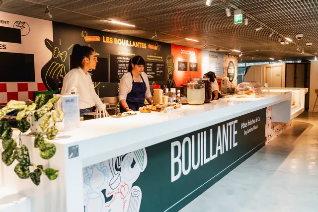 Justine au comptoir de Bouillante, à la Samaritaine