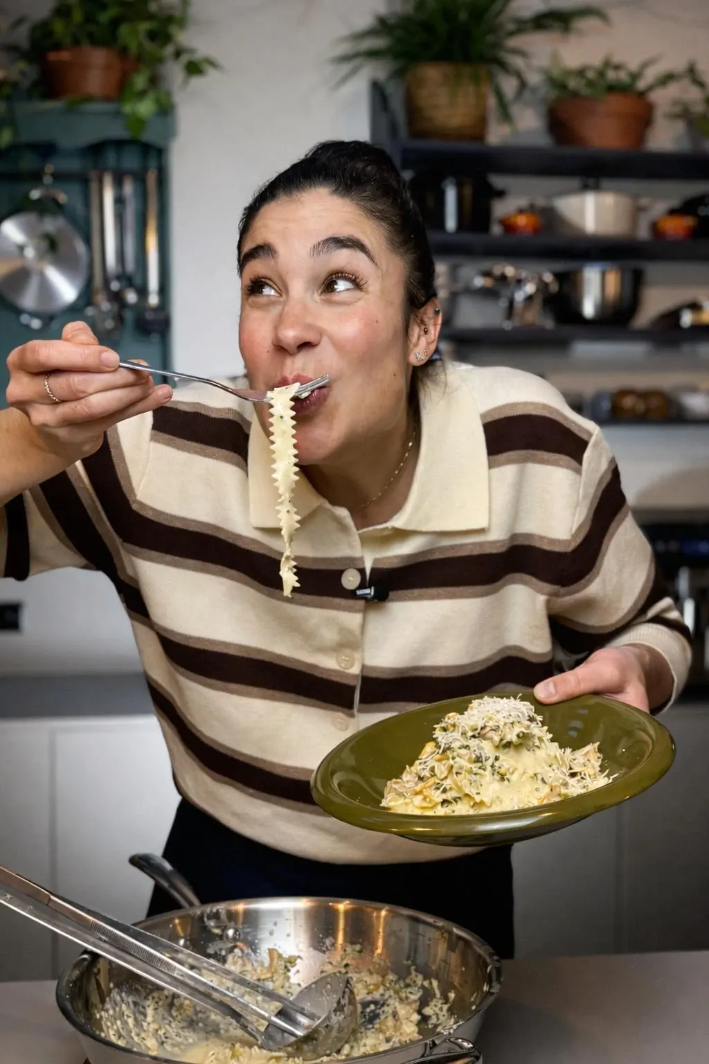 Justine mange des pâtes